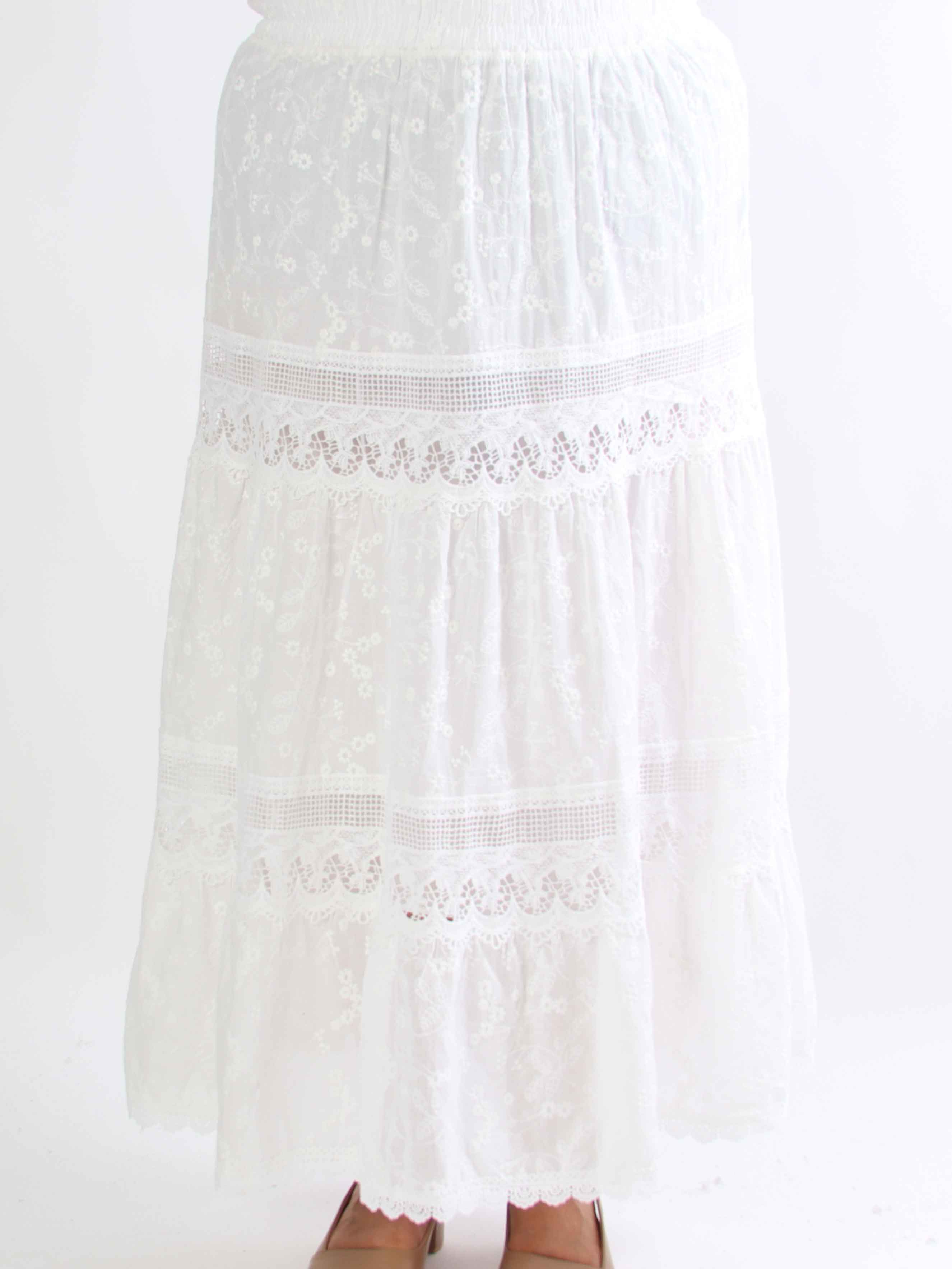 Aspen - Lang plus size nederdel i blød bomuld med broderede detaljer